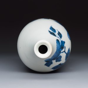 A Japanese Arita blue and white 'Peony' sake bottle — photo 5