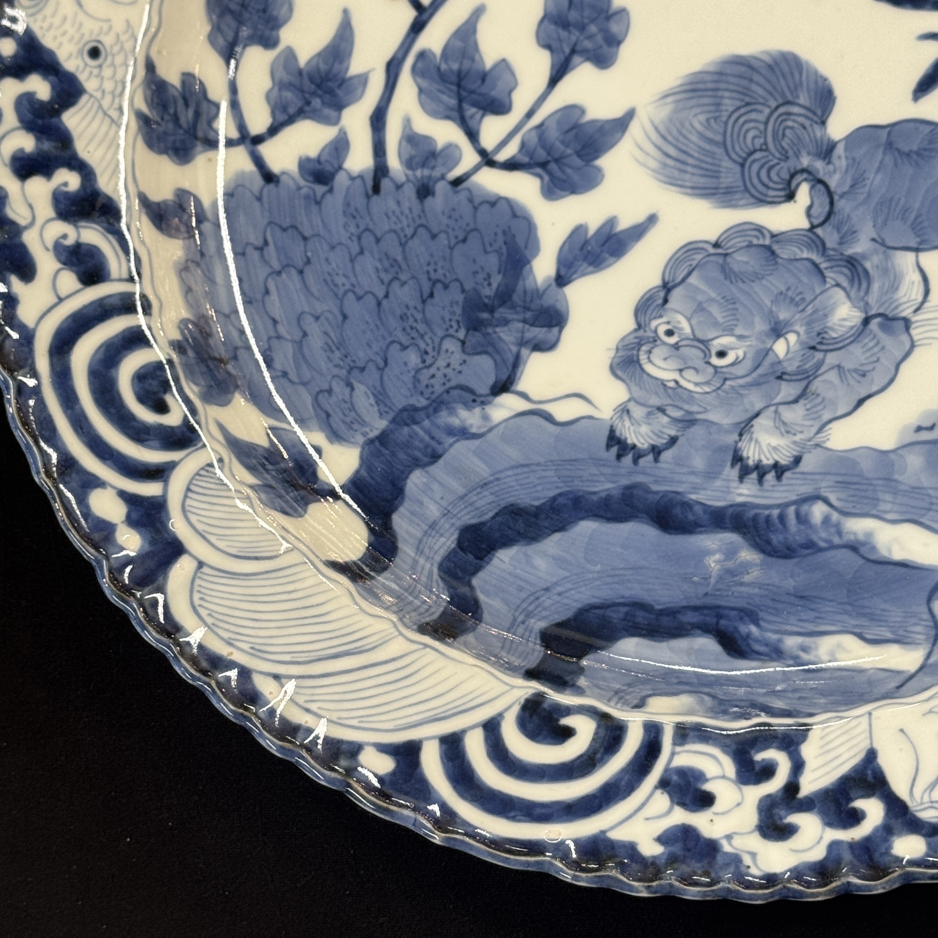 A Japanese Arita blue and white 'Shishi' dish — photo 3