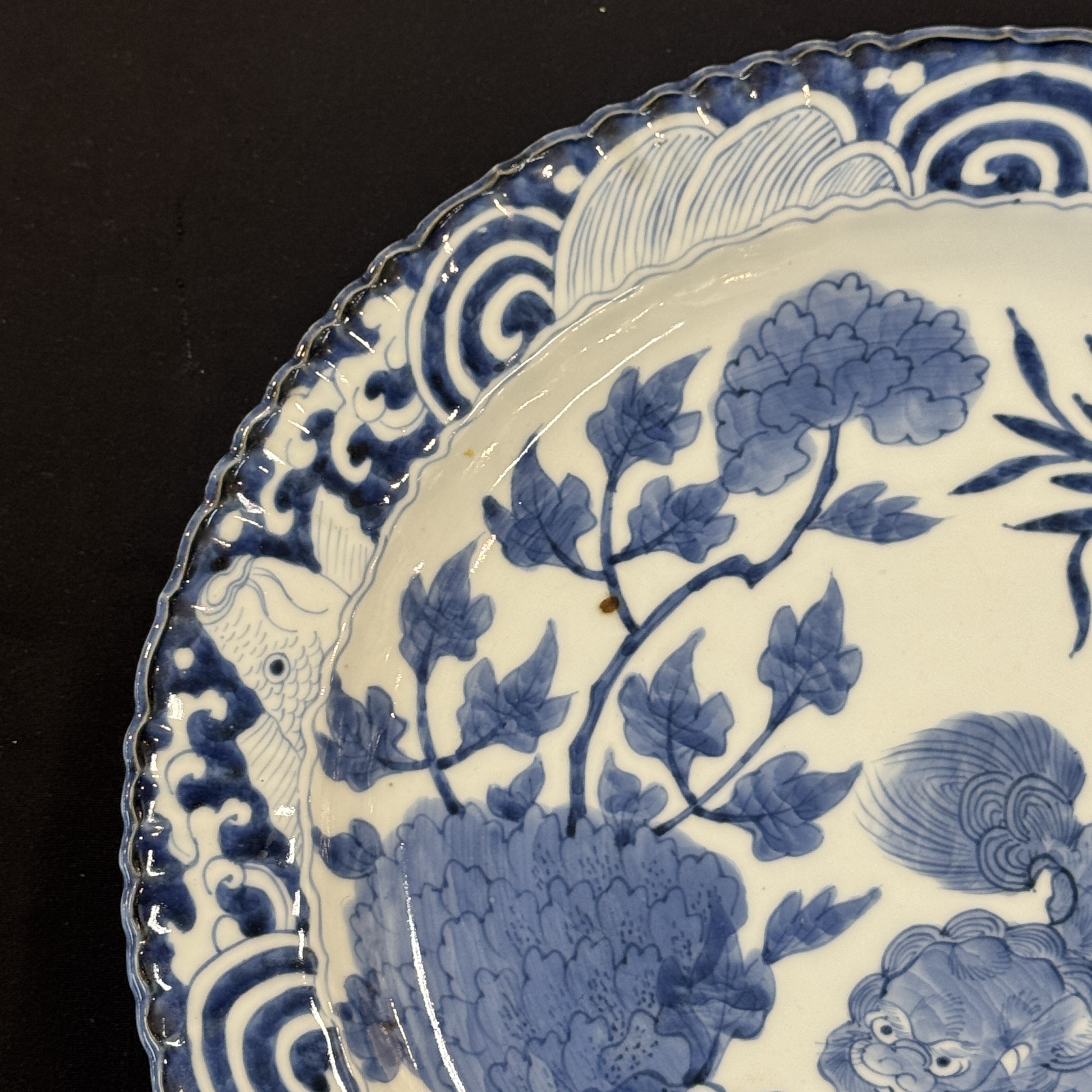 A Japanese Arita blue and white 'Shishi' dish — photo 4
