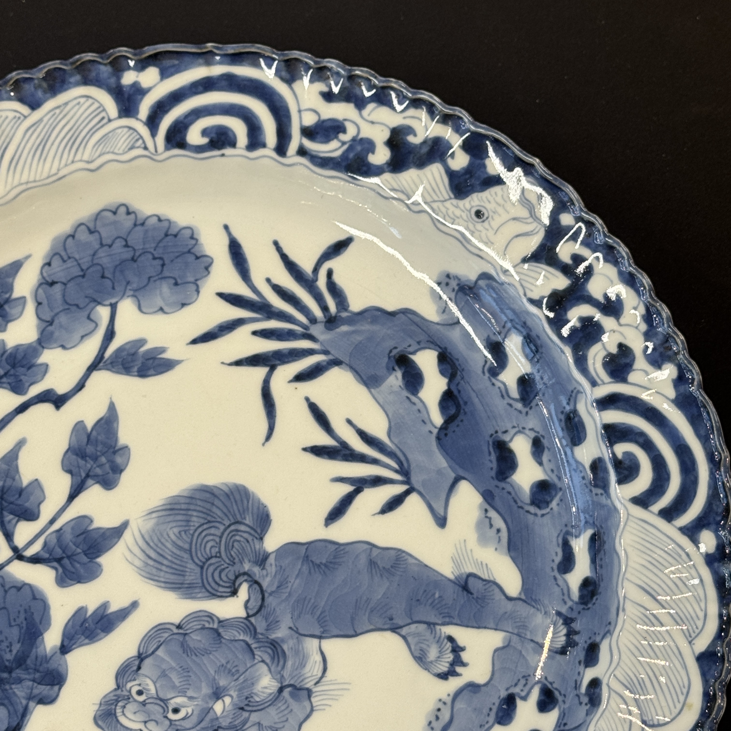 A Japanese Arita blue and white 'Shishi' dish — photo 5