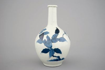 Een Japanse blauw-witte Arita flesvormige vaas, 17/18e eeuw
