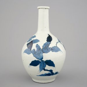 Un vase bouteille en porcelaine de Japon, Arita, 17/18ème — photo 1