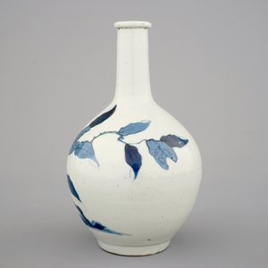 Un vase bouteille en porcelaine de Japon, Arita, 17/18ème — photo 2