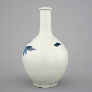 Un vase bouteille en porcelaine de Japon, Arita, 17/18ème — photo 3