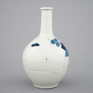 Un vase bouteille en porcelaine de Japon, Arita, 17/18ème — photo 4