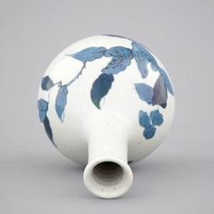 Un vase bouteille en porcelaine de Japon, Arita, 17/18ème — photo 5