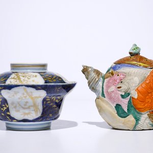 A Japanese Arita gilt blue and white covered bowl, Edo, 17/18th C. and a Banko biscuit teapot, Meiji, 19th C. — photo 2