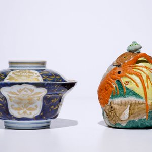 A Japanese Arita gilt blue and white covered bowl, Edo, 17/18th C. and a Banko biscuit teapot, Meiji, 19th C. — photo 3