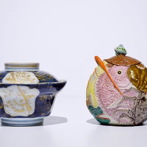 A Japanese Arita gilt blue and white covered bowl, Edo, 17/18th C. and a Banko biscuit teapot, Meiji, 19th C. — photo 4