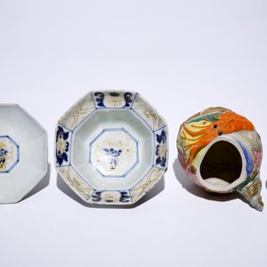 A Japanese Arita gilt blue and white covered bowl, Edo, 17/18th C. and a Banko biscuit teapot, Meiji, 19th C. — photo 6