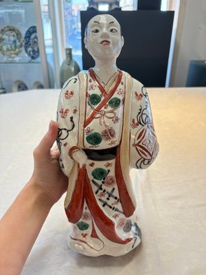 A Japanese Arita Imari figure of a samurai dressed in a kimono, Edo, 17/18th C. — photo 1