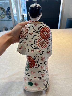 A Japanese Arita Imari figure of a samurai dressed in a kimono, Edo, 17/18th C. — photo 3