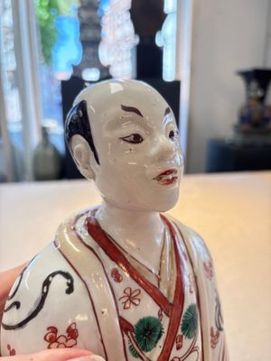 A Japanese Arita Imari figure of a samurai dressed in a kimono, Edo, 17/18th C. — photo 6