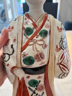 A Japanese Arita Imari figure of a samurai dressed in a kimono, Edo, 17/18th C. — photo 7