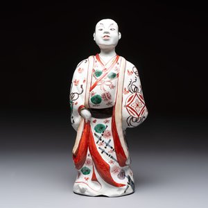 A Japanese Arita Imari figure of a samurai dressed in a kimono, Edo, 17/18th C. — photo 1