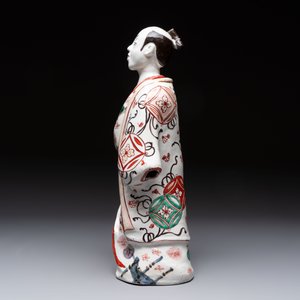 A Japanese Arita Imari figure of a samurai dressed in a kimono, Edo, 17/18th C. — photo 2