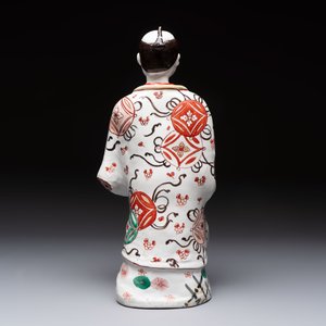 A Japanese Arita Imari figure of a samurai dressed in a kimono, Edo, 17/18th C. — photo 3