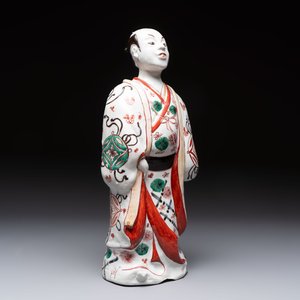 A Japanese Arita Imari figure of a samurai dressed in a kimono, Edo, 17/18th C. — photo 5
