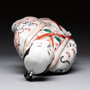 A Japanese Arita Imari figure of a samurai dressed in a kimono, Edo, 17/18th C. — photo 8