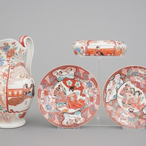 A Japanese Arita porcelain jug, a soap box and two plates, 19th C. — 照片 1