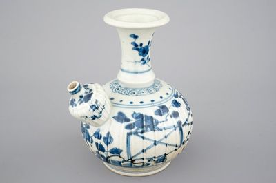 Een Japanse Arita porseleinen kendi, 17/18e eeuw