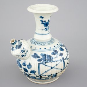 A Japanese Arita porcelain kendi, 17/18th C. — photo 1