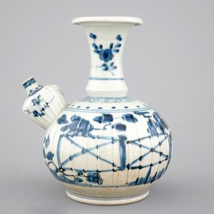 A Japanese Arita porcelain kendi, 17/18th C. — photo 2
