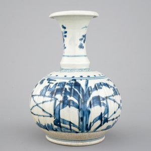 A Japanese Arita porcelain kendi, 17/18th C. — photo 3