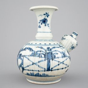 A Japanese Arita porcelain kendi, 17/18th C. — photo 4