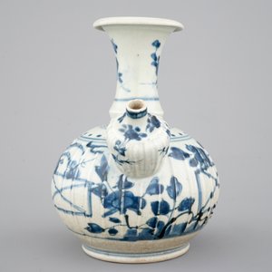 A Japanese Arita porcelain kendi, 17/18th C. — photo 5