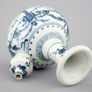 A Japanese Arita porcelain kendi, 17/18th C. — photo 6