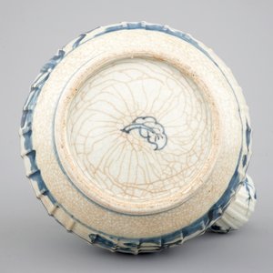A Japanese Arita porcelain kendi, 17/18th C. — photo 7