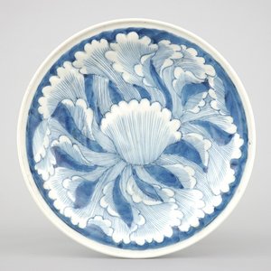 A Japanese Arita porcelain plate with relief-moulded decoration, 18th C. — photo 1