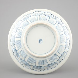 A Japanese Arita porcelain plate with relief-moulded decoration, 18th C. — photo 2