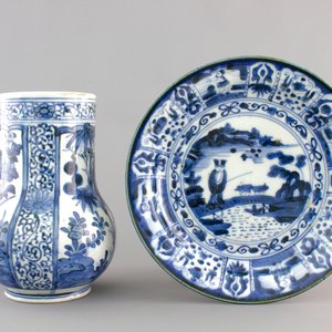 A Japanese Arita porcelain tankard and a similar plate, 17/18th C. — photo 1