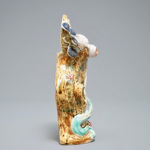 A Japanese Arita wall vase with a monkey on a tree, Edo, 17/18th C. — photo 2