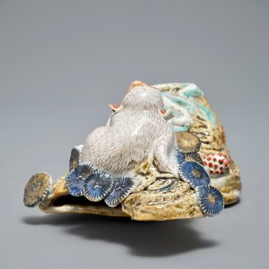 A Japanese Arita wall vase with a monkey on a tree, Edo, 17/18th C. — photo 6
