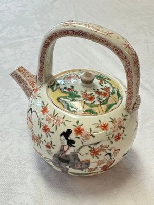 A Japanese Arita wine pot and cover with figural design, Edo, 17th C. — photo 1