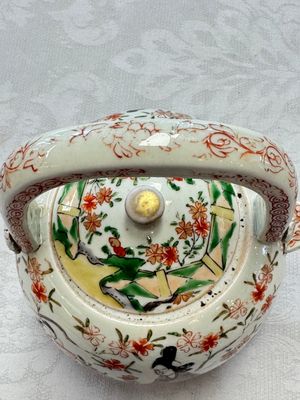 A Japanese Arita wine pot and cover with figural design, Edo, 17th C. — photo 11