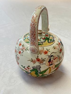 A Japanese Arita wine pot and cover with figural design, Edo, 17th C. — photo 2