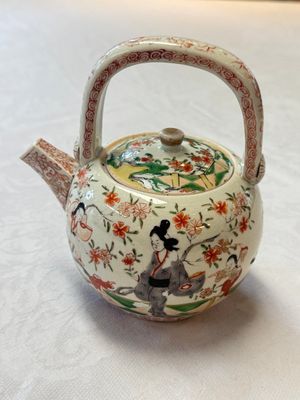A Japanese Arita wine pot and cover with figural design, Edo, 17th C. — photo 3