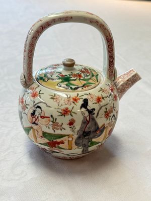 A Japanese Arita wine pot and cover with figural design, Edo, 17th C. — photo 4