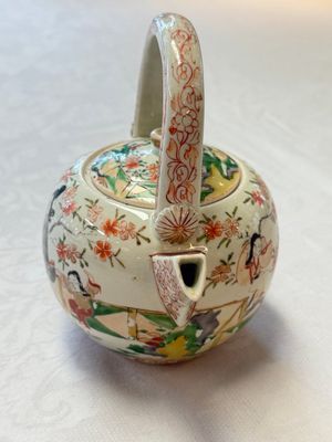 A Japanese Arita wine pot and cover with figural design, Edo, 17th C. — photo 5