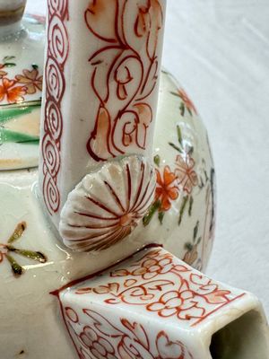 A Japanese Arita wine pot and cover with figural design, Edo, 17th C. — photo 7