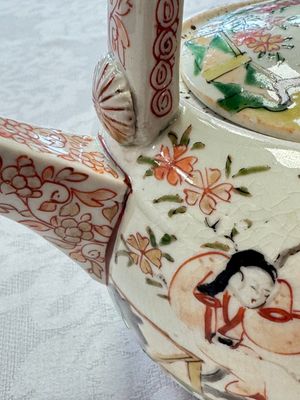 A Japanese Arita wine pot and cover with figural design, Edo, 17th C. — photo 8