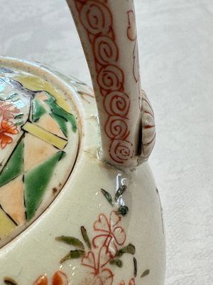A Japanese Arita wine pot and cover with figural design, Edo, 17th C. — photo 9