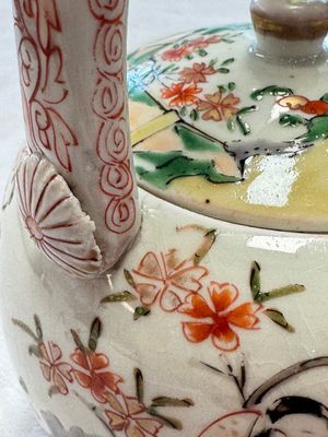 A Japanese Arita wine pot and cover with figural design, Edo, 17th C. — photo 10