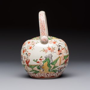 A Japanese Arita wine pot and cover with figural design, Edo, 17th C. — photo 3