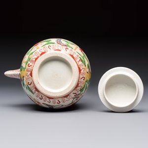 A Japanese Arita wine pot and cover with figural design, Edo, 17th C. — photo 7
