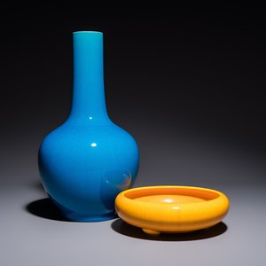 A Japanese Awaji orange-glazed brush washer, marked, and a blue-glazed vase, 19/20th C. — photo 1